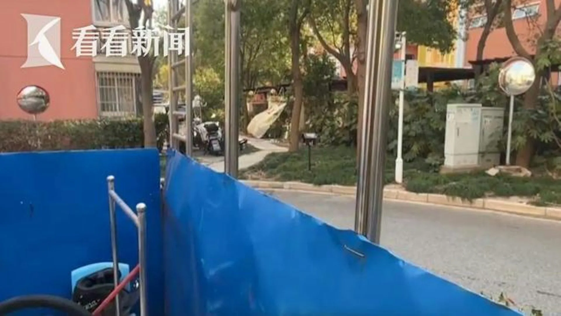 嫌风水不好掰歪路边反光镜4