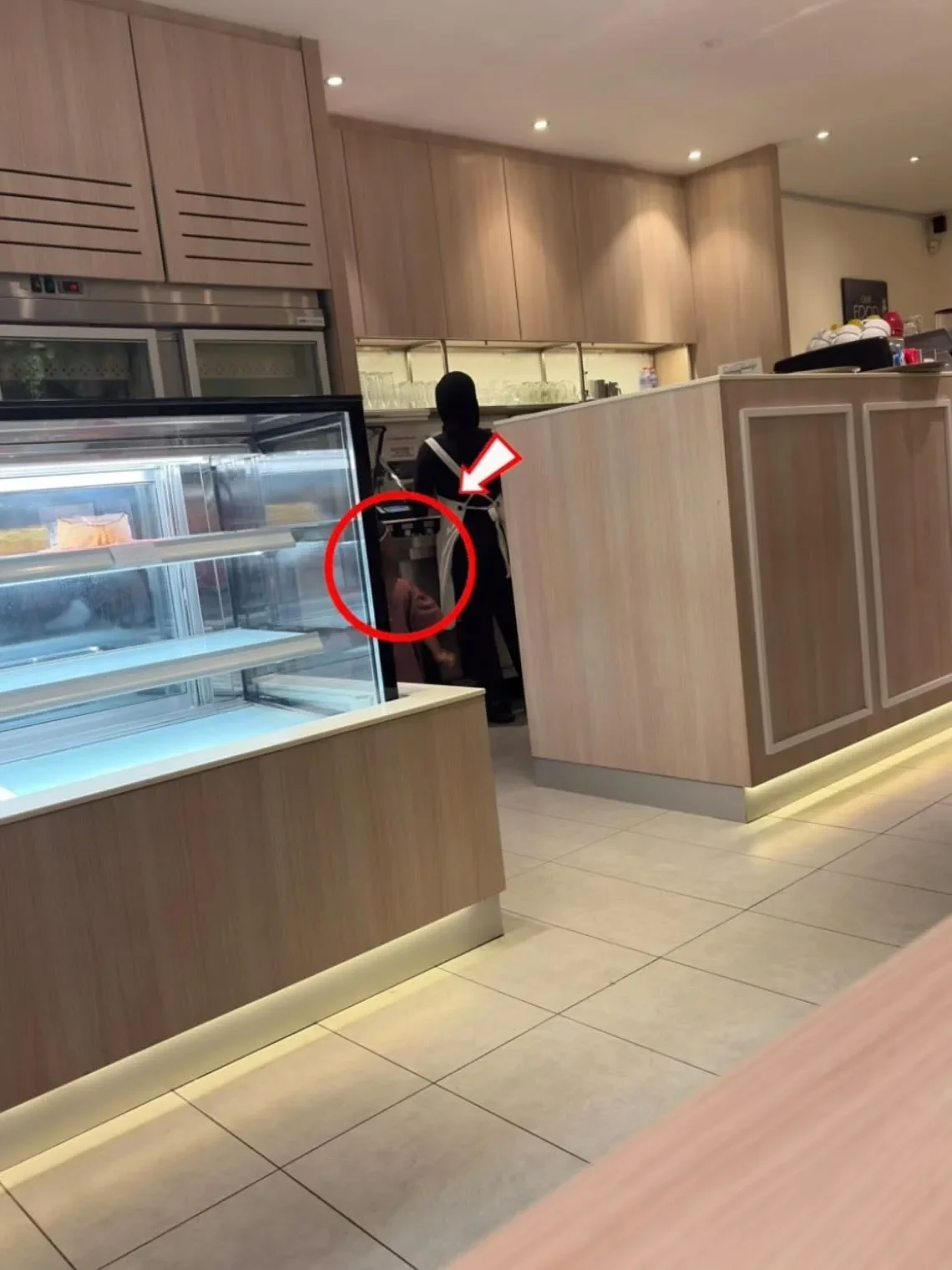 小孩爬上蛋糕玻璃展示柜家长无视 3