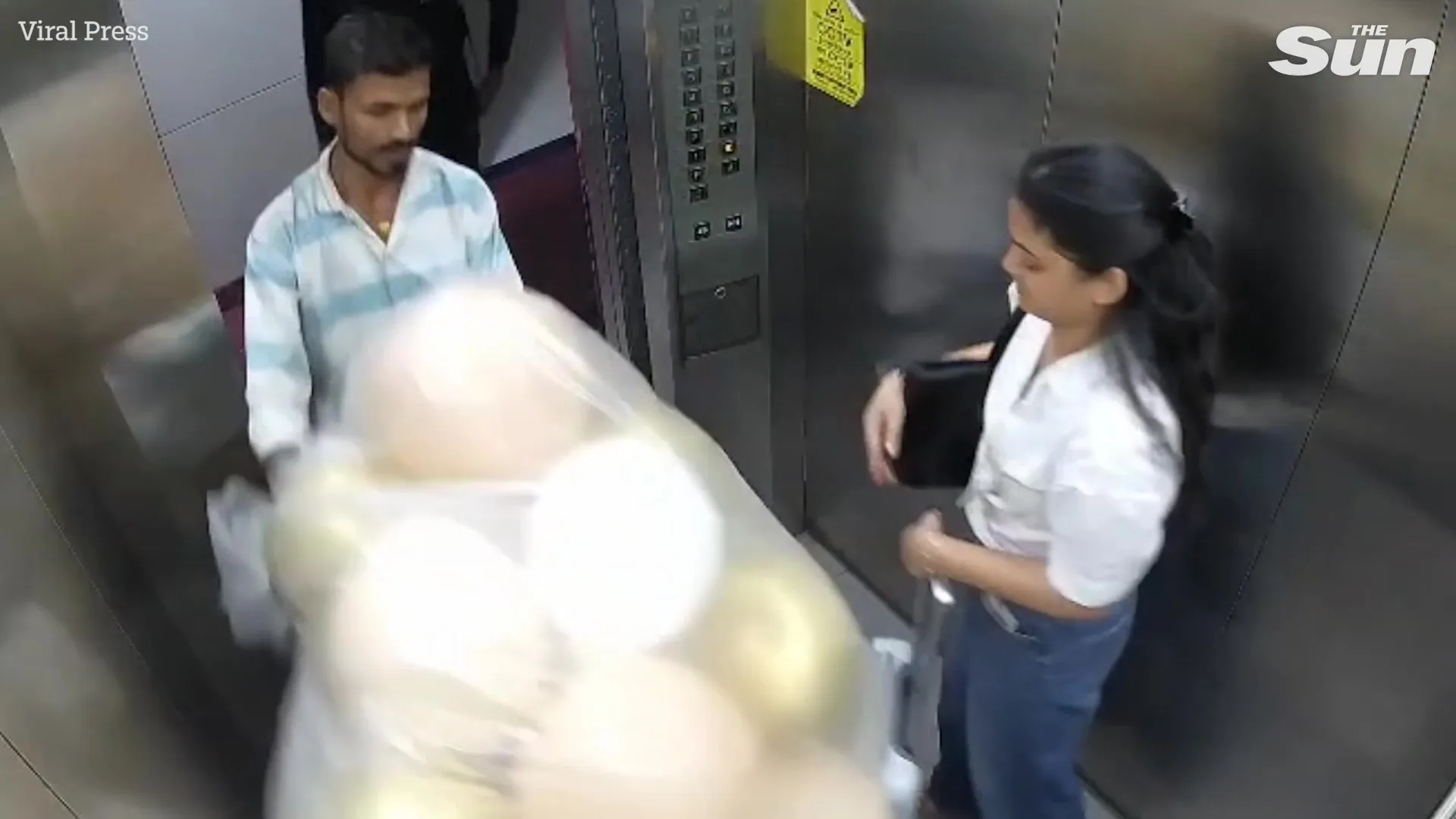 带气球进电梯瞬间爆炸烧伤2人 1