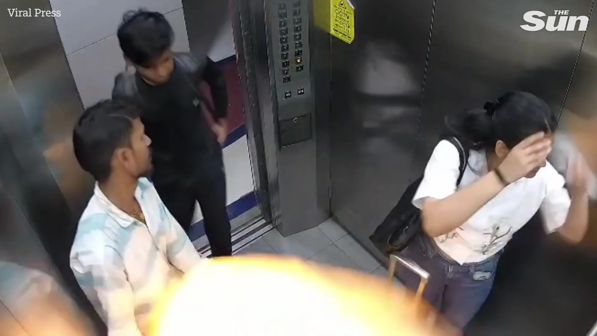 带气球进电梯瞬间爆炸烧伤2人 2
