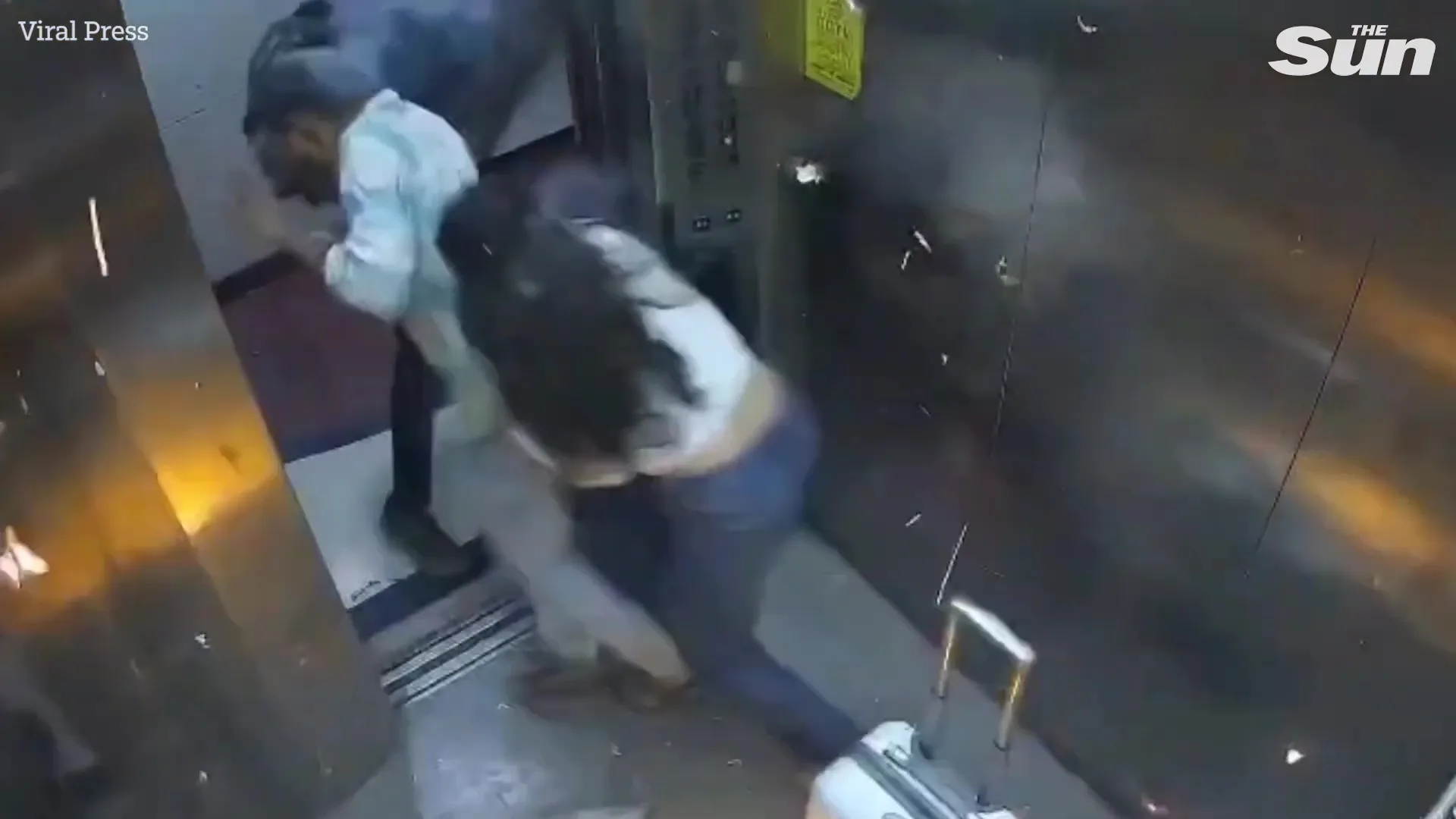 带气球进电梯瞬间爆炸烧伤2人 3