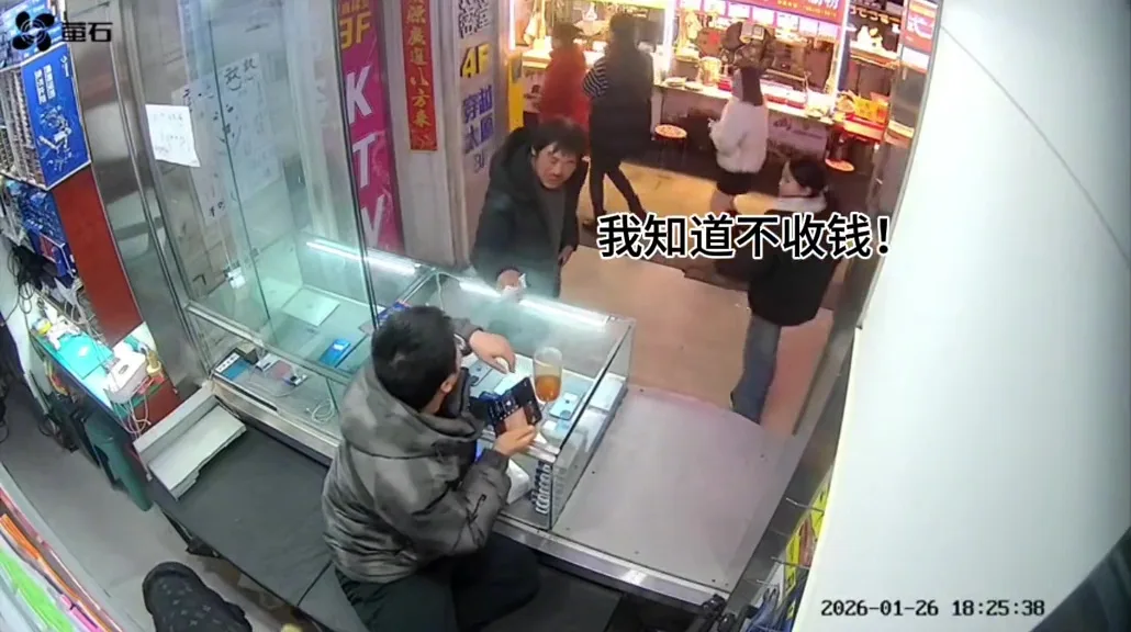 流浪汉摸狗狗后坚持付钱它没嫌弃我 10