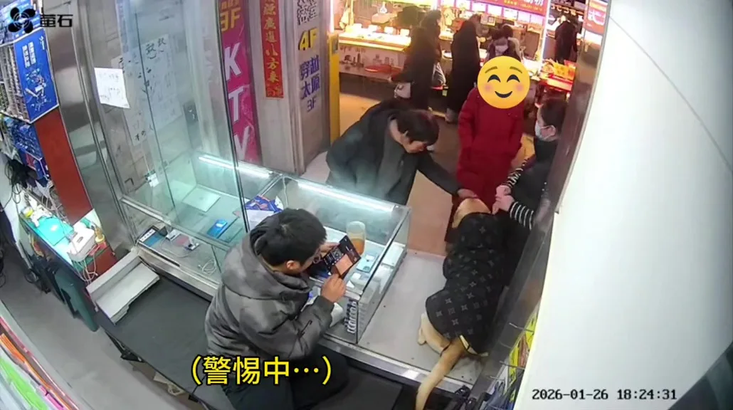 流浪汉摸狗狗后坚持付钱它没嫌弃我 2