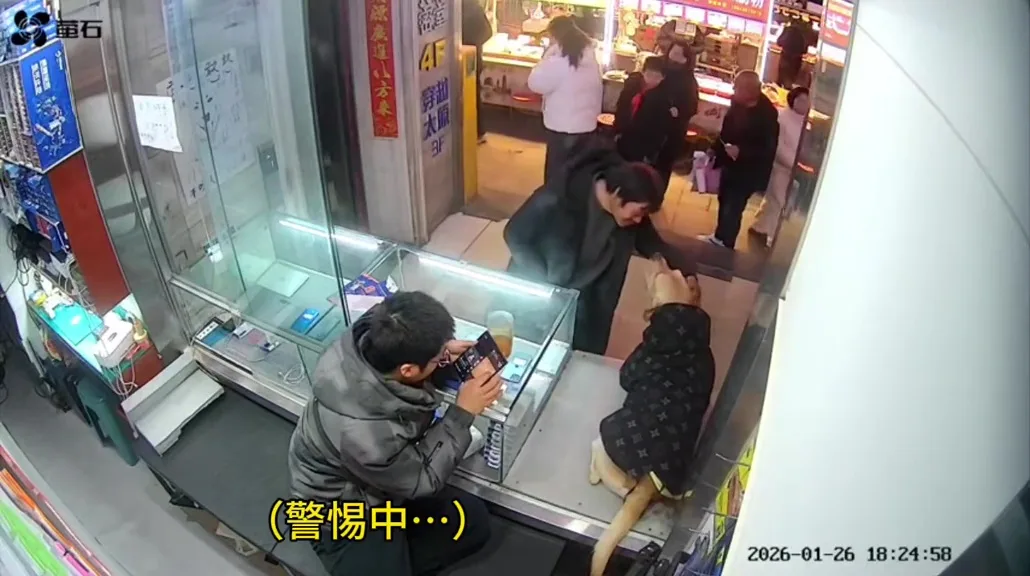 流浪汉摸狗狗后坚持付钱它没嫌弃我 5