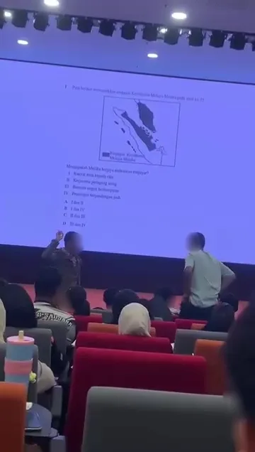 男子混入大学演讲厅中学生脱裤被警方逮捕 2