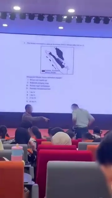 男子混入大学演讲厅中学生脱裤被警方逮捕 4