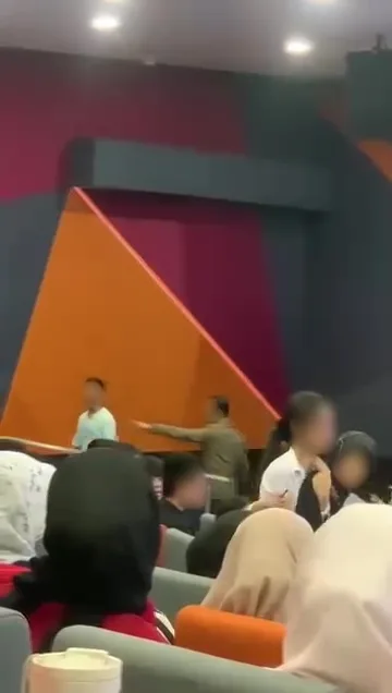 男子混入大学演讲厅中学生脱裤被警方逮捕 9