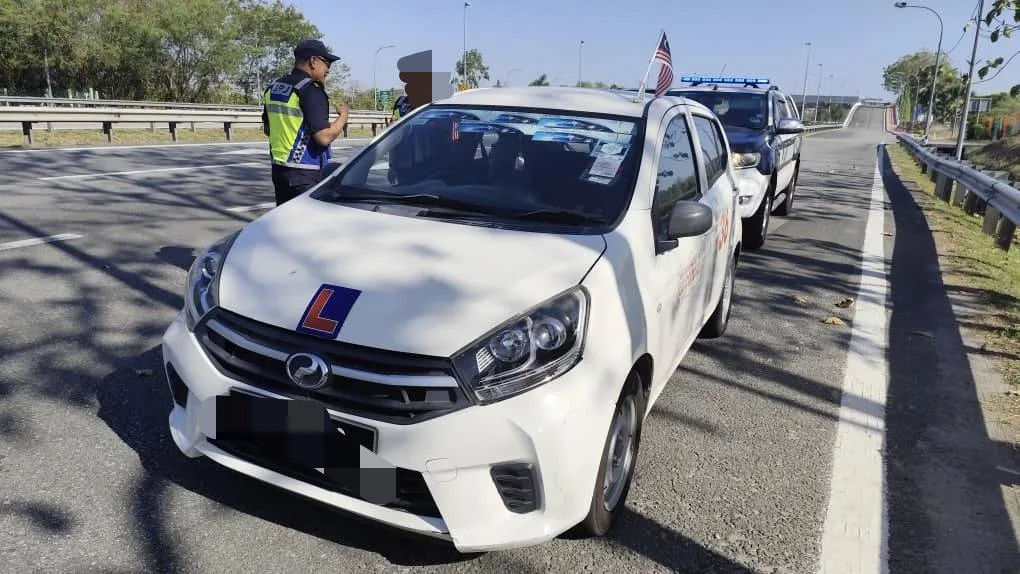 Jpj Negeri Kedah 教车教练没系安全带被Jpj执法人员开罚单
