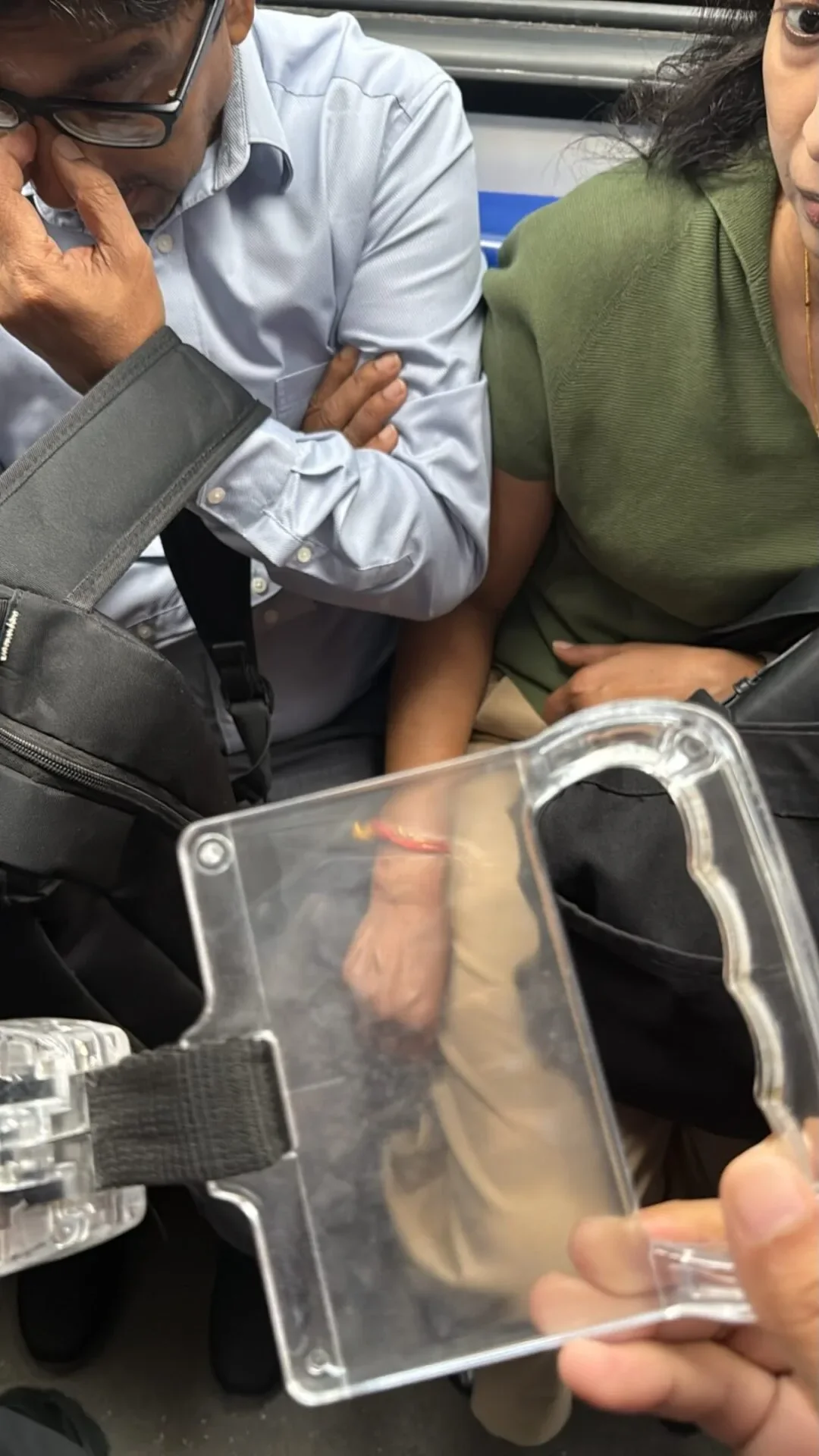 Lrt Kelana Jaya Line 吊环扶手因列车突然刹车断裂掉下