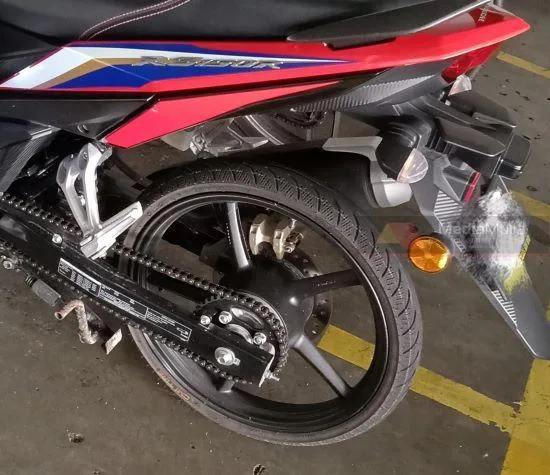 Tayar Sotong 摩托车