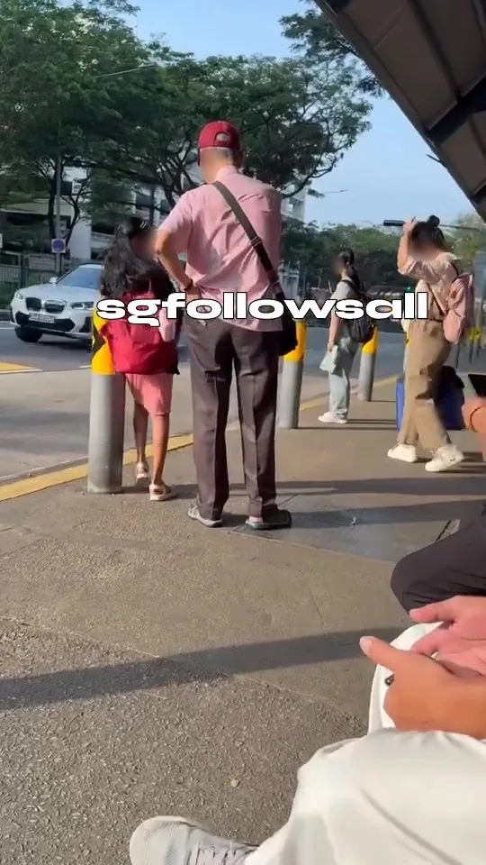 Uncle在巴士站用假壁虎玩具吓小孩引争议 3