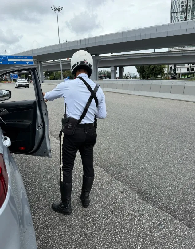 交警拦截车辆贿赂