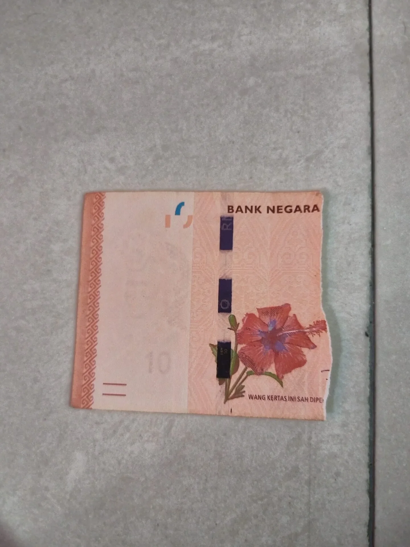 信徒去神庙拜拜买金纸神料没有Rm5找钱把Rm10纸钞撕一半 1