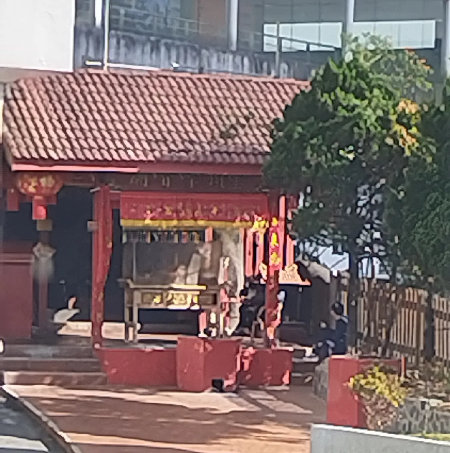 信徒去神庙拜拜买金纸神料没有Rm5找钱把Rm10纸钞撕一半 2 Crop