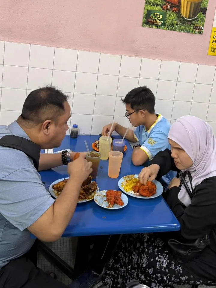 儿子男孩带Oku父母Kl去槟城吃Nasi Kandar老板请吃饭 2