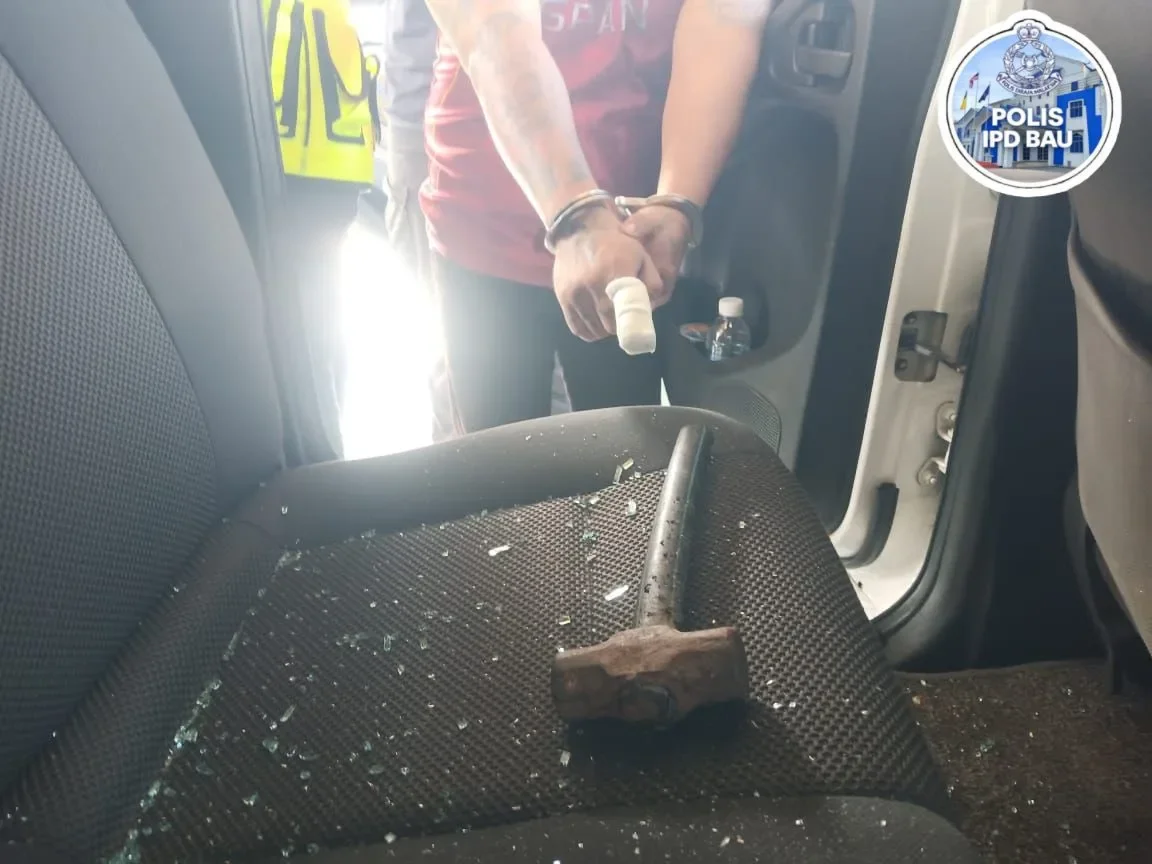 大马男子为证明不是警察线人闯警局砸警车车窗3