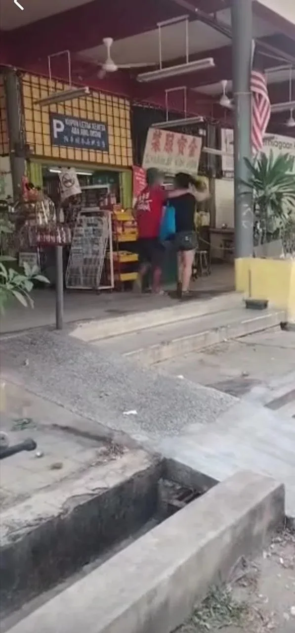 男子街上乞讨人设崩塌父母健康家庭不拮据花钱追妹子 1