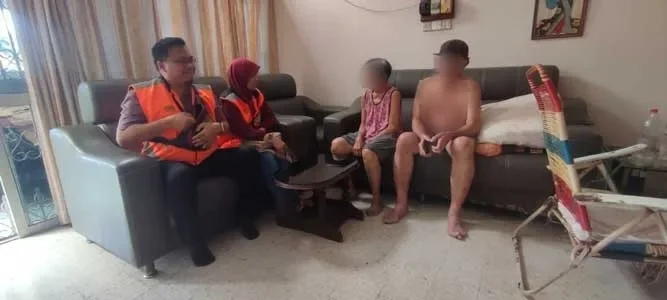 男子街上乞讨人设崩塌父母健康家庭不拮据花钱追妹子 2