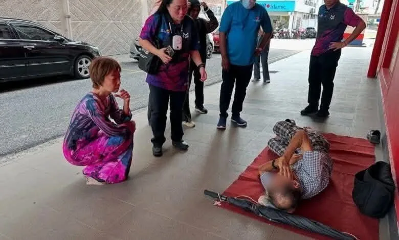 男子街上乞讨人设崩塌父母健康家庭不拮据花钱追妹子 3