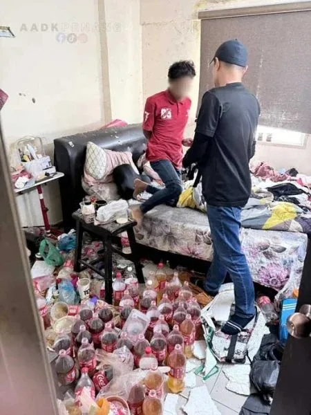 葛冬水成瘾22岁青年生活一团糟房里堆满尿瓶3