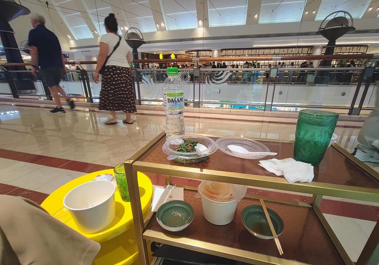 非清真餐厅经理主动提供临时座位让穆斯林女子开斋用餐