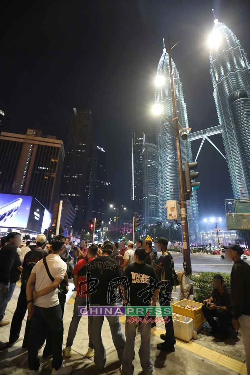 Klcc摄影师逮捕没有身份证警方要求唱国歌Negaraku验身 4