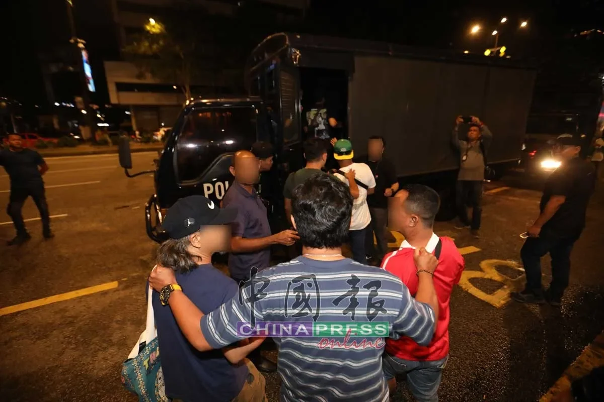 Klcc摄影师逮捕没有身份证警方要求唱国歌Negaraku验身 5