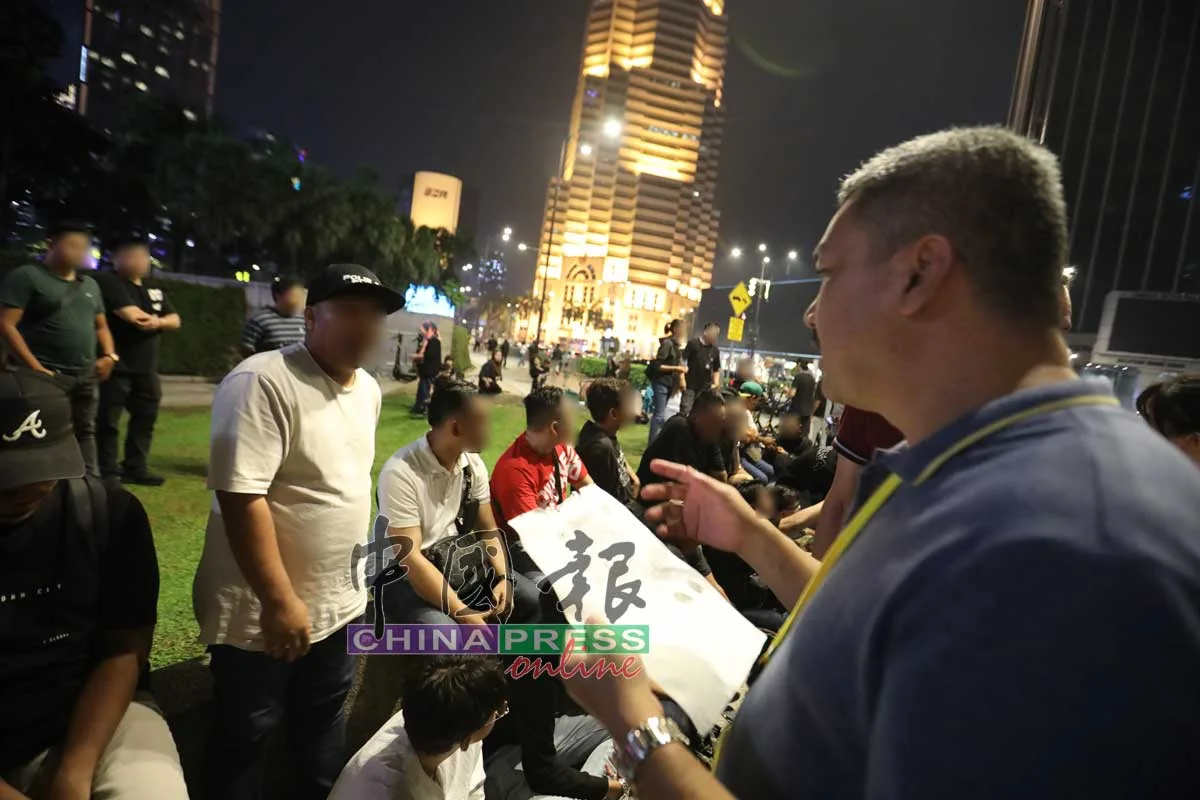 Klcc摄影师逮捕没有身份证警方要求唱国歌Negaraku验身 6