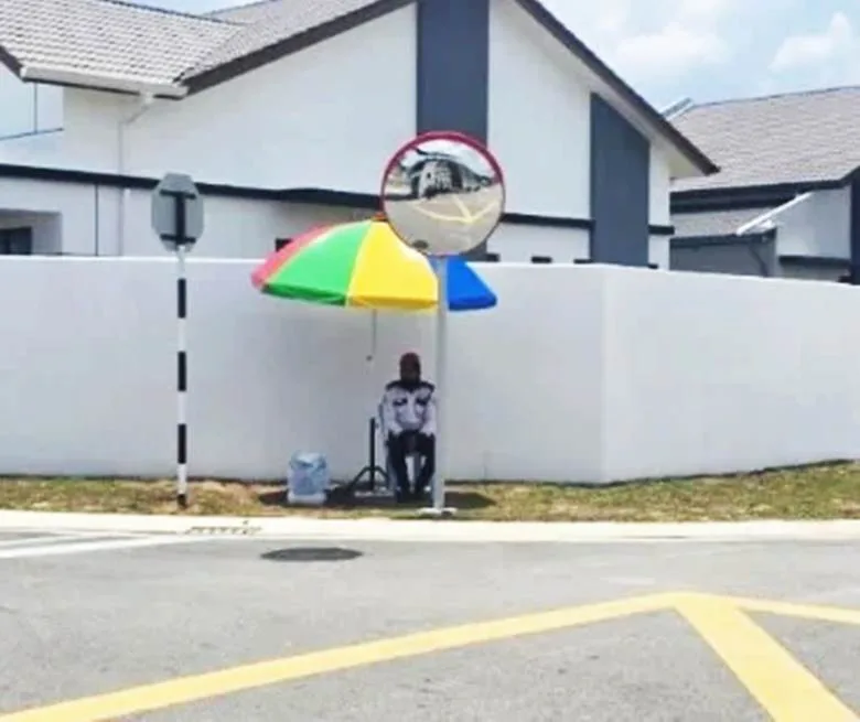 Guard Working Under Hot Sun Umbrella Human Not Machine 2