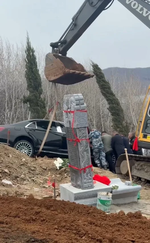 Mercedes Benz豪车8888车牌当陪葬品 2