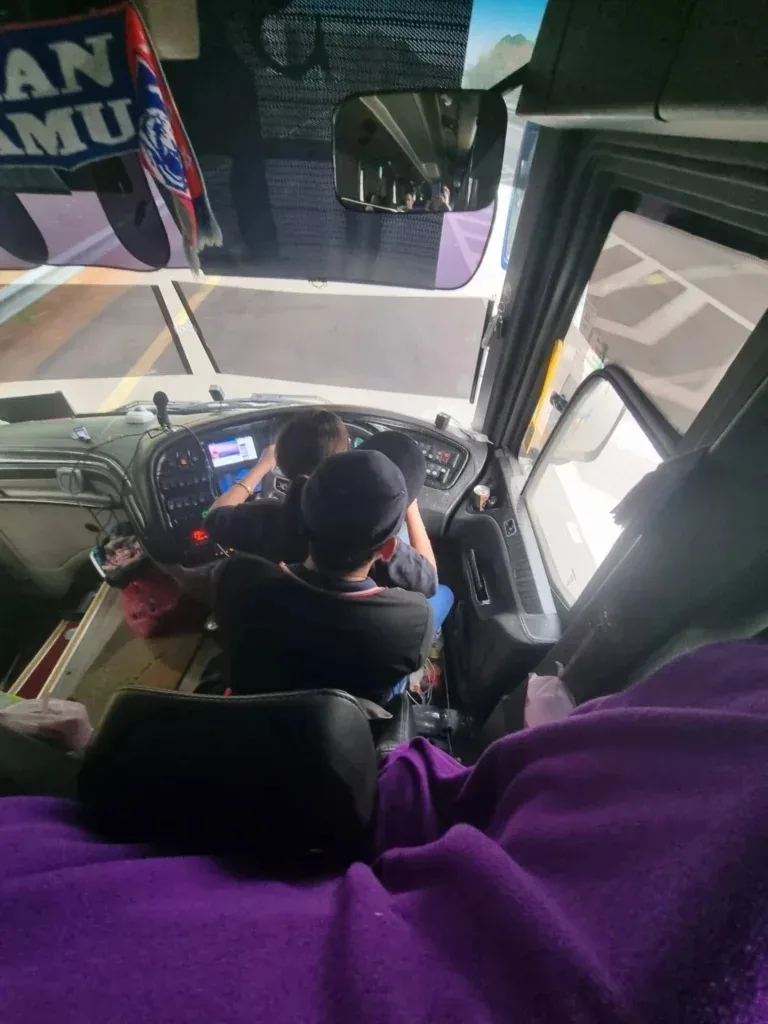 女子坐司机大腿驾驶巴士