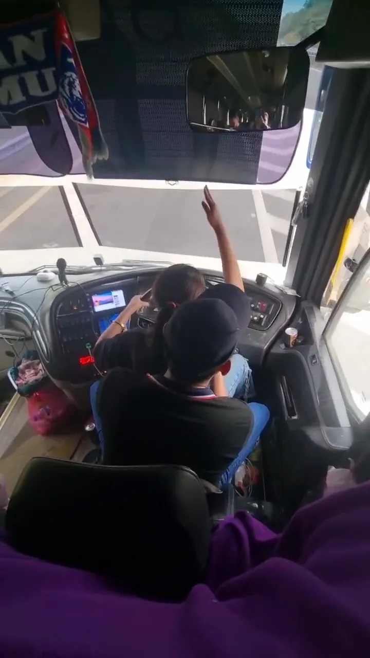 女子坐司机大腿驾驶巴士2