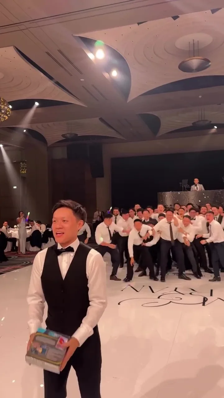 新郎婚礼抛捧花环节抛Pokemon卡牌礼盒男嘉宾疯抢 4