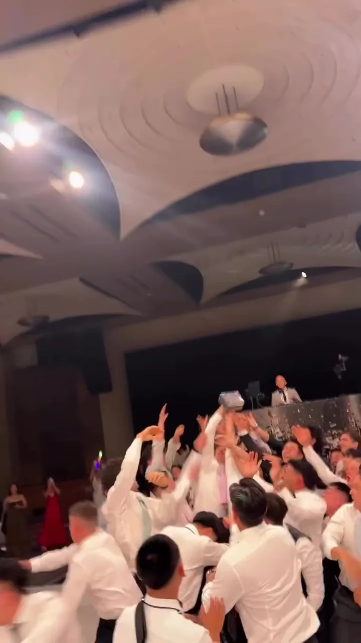 新郎婚礼抛捧花环节抛Pokemon卡牌礼盒男嘉宾疯抢 6