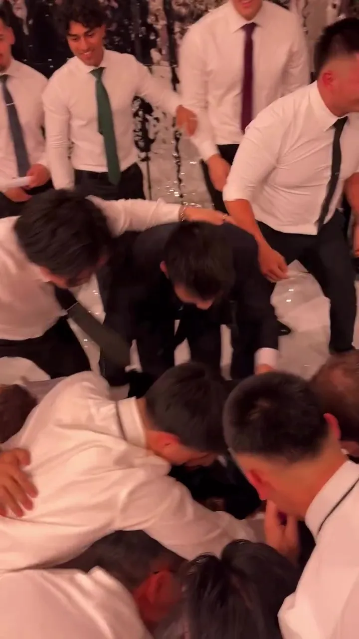 新郎婚礼抛捧花环节抛Pokemon卡牌礼盒男嘉宾疯抢 7