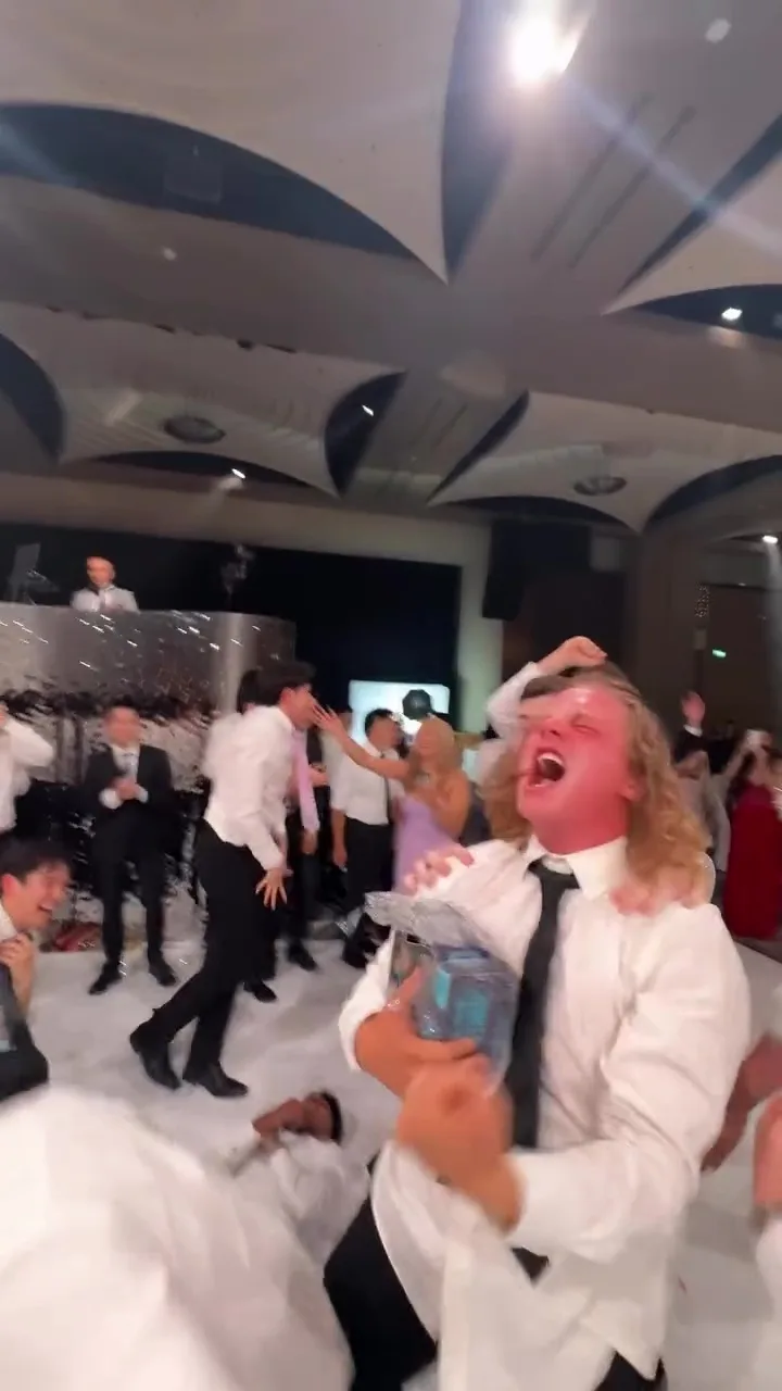 新郎婚礼抛捧花环节抛Pokemon卡牌礼盒男嘉宾疯抢 8