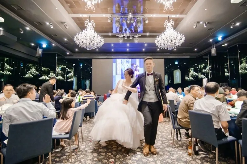 新郎新娘九楼婚礼入场婚宴喜酒