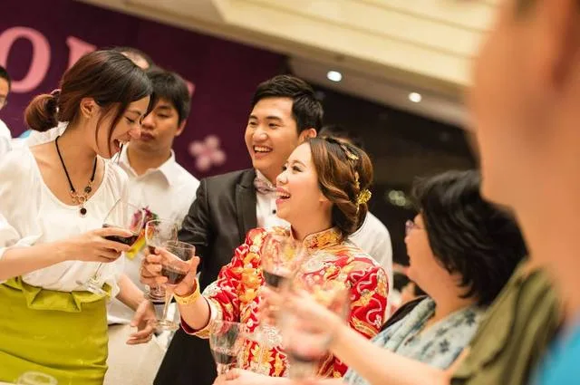 新郎新娘婚宴喜酒敬酒宾客