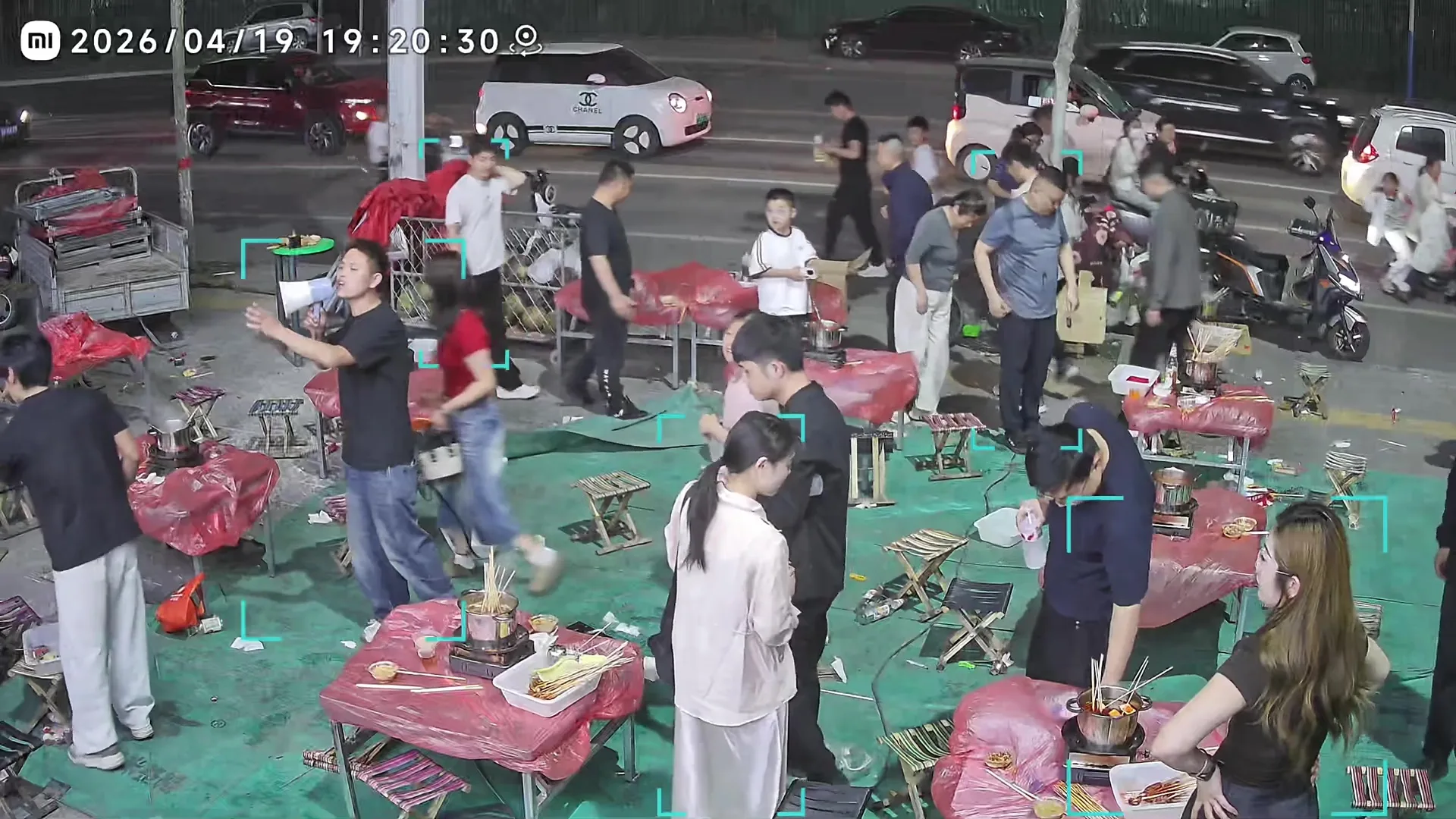 火锅串串店刮大风老板免单顾客回家 1