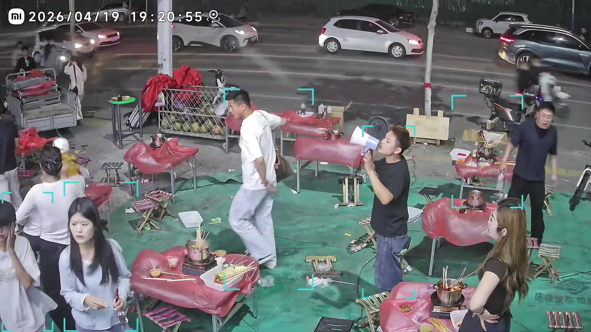 火锅串串店刮大风老板免单顾客回家 2