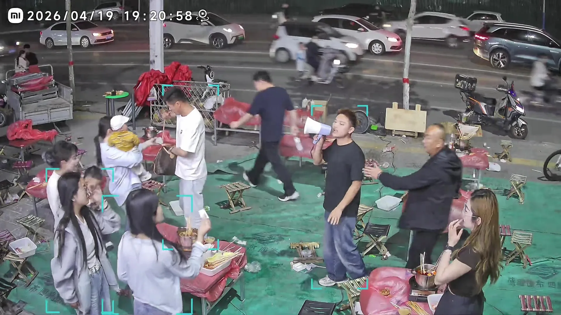 火锅串串店刮大风老板免单顾客回家 3