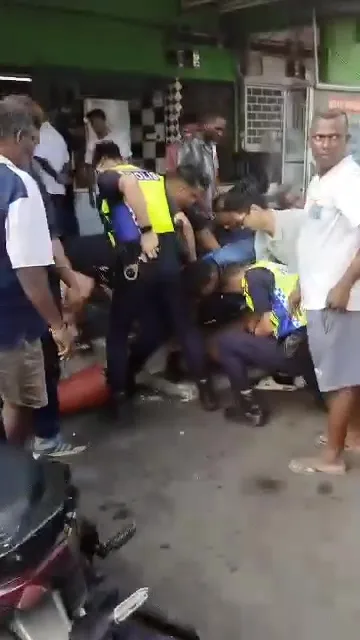 男子吃霸王餐被追债不满拿刀搞破坏餐厅追警察 2