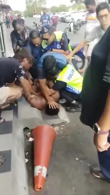 男子吃霸王餐被追债不满拿刀搞破坏餐厅追警察 3