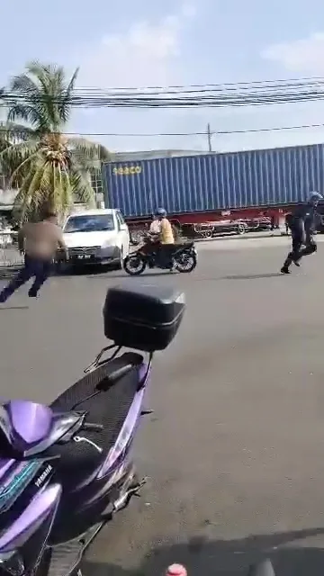 男子吃霸王餐被追债不满拿刀搞破坏餐厅追警察 7