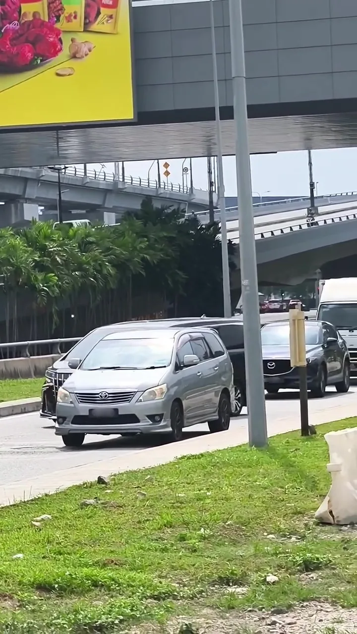 车看到路障倒退堵车 3