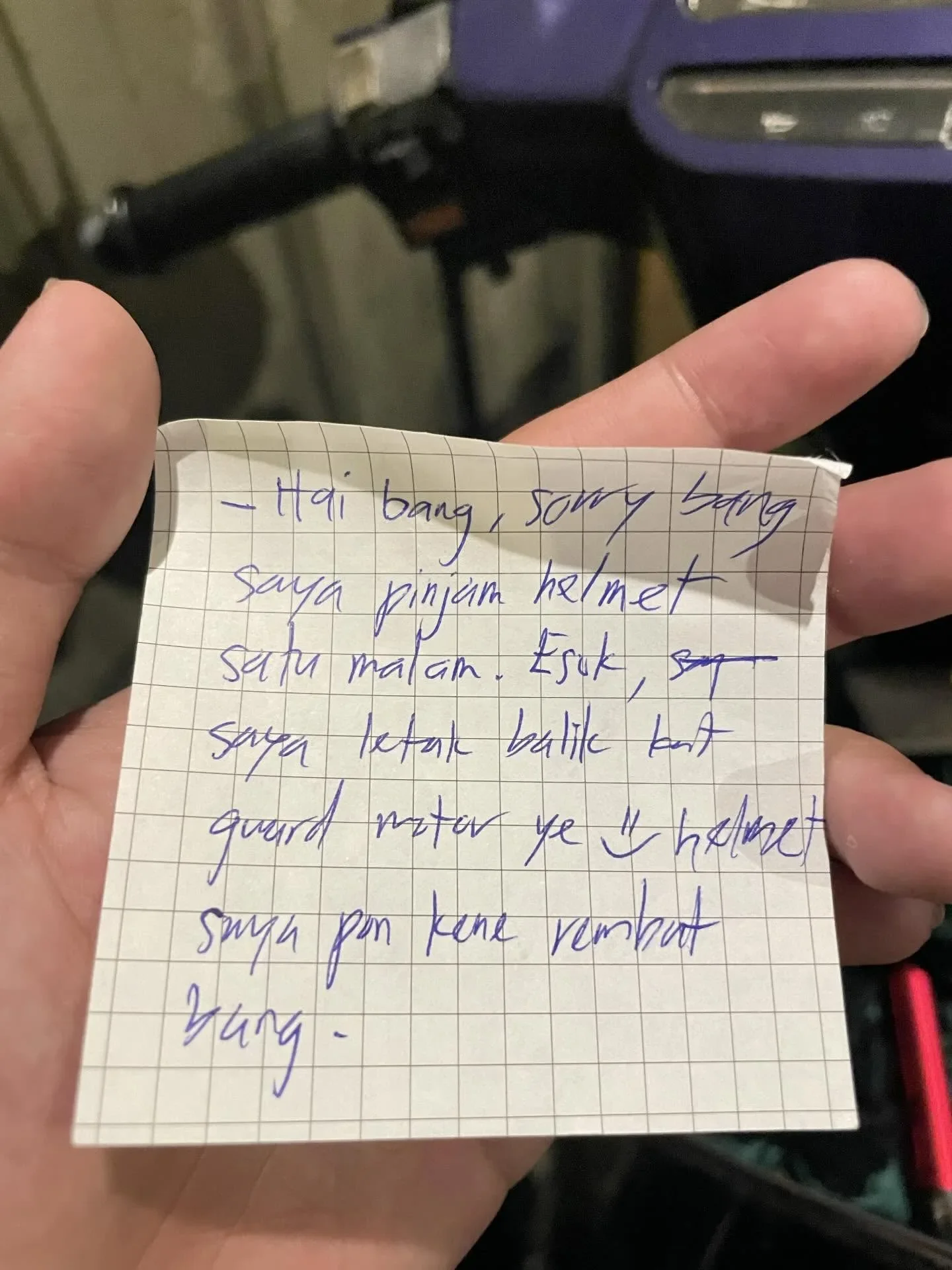 陌生人未经允许借走头盔留字条称自己的被偷了