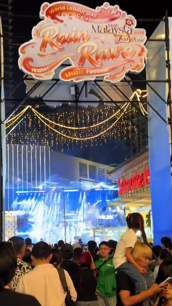 Roman Travel Tourist Honest Thought Rain Rave Water Festival Malaysia 4