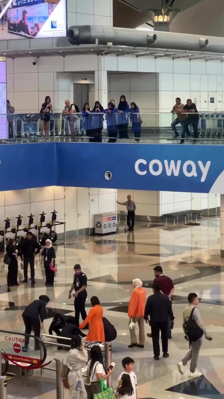中国女游客没钱买机票回国Klia大马机场大闹硬闯自动闸门 3