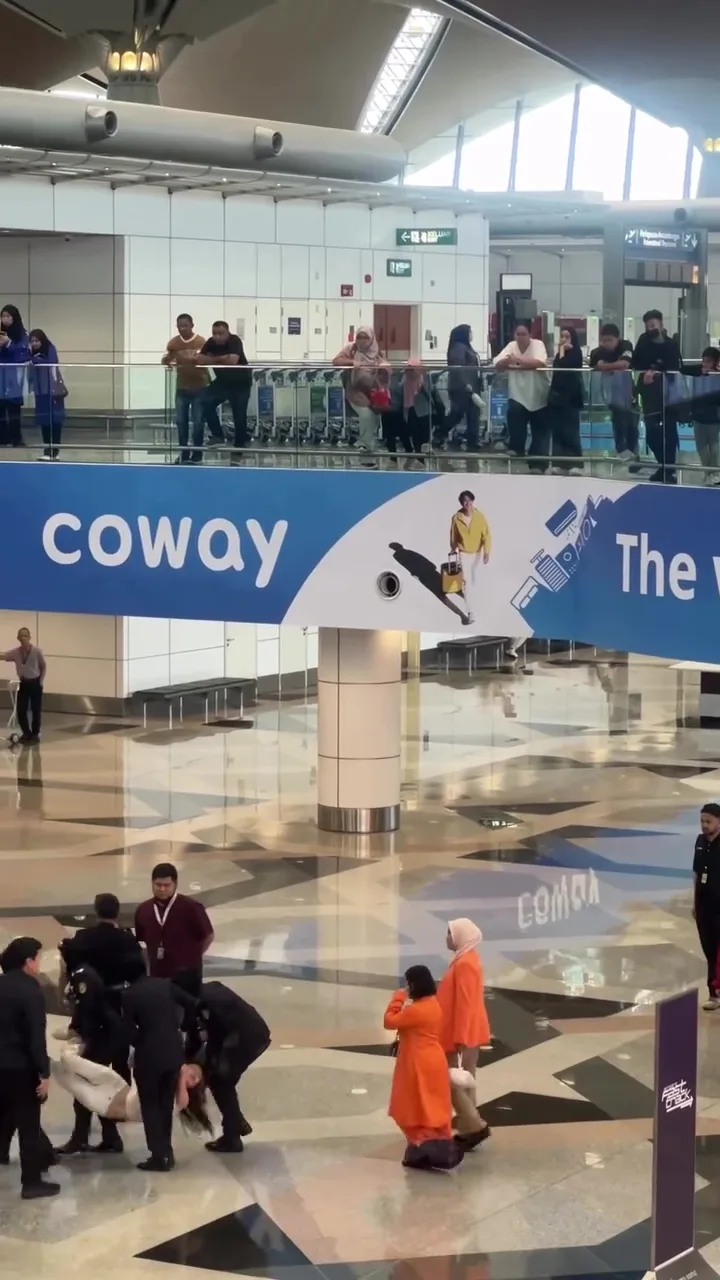 中国女游客没钱买机票回国Klia大马机场大闹硬闯自动闸门 4