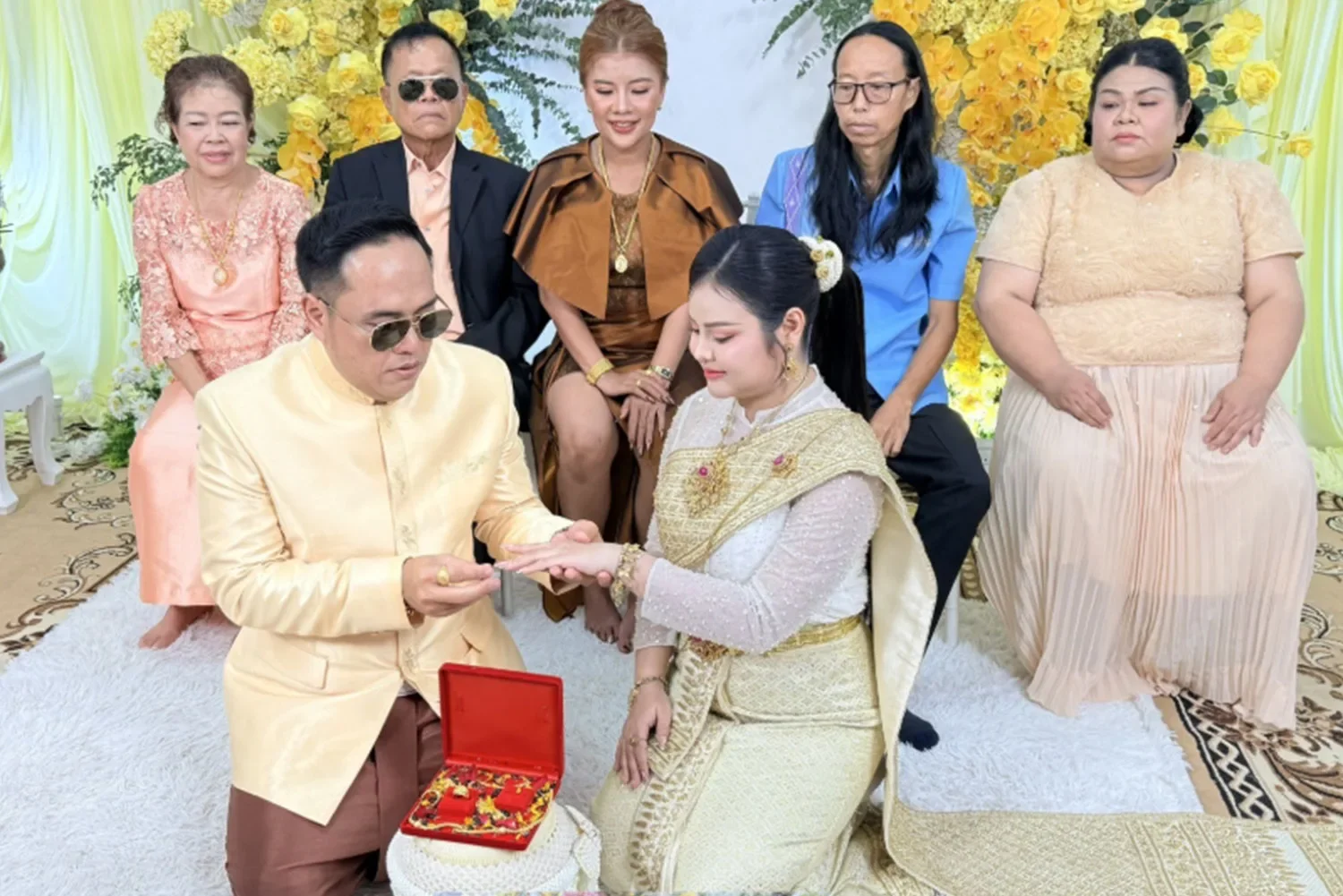 原配妻子帮老公做媒筹备婚礼迎娶二奶小老婆
